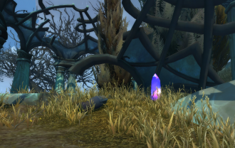 Les cristaux rose/violet détonnent dans le décor et sont facilement repérables.